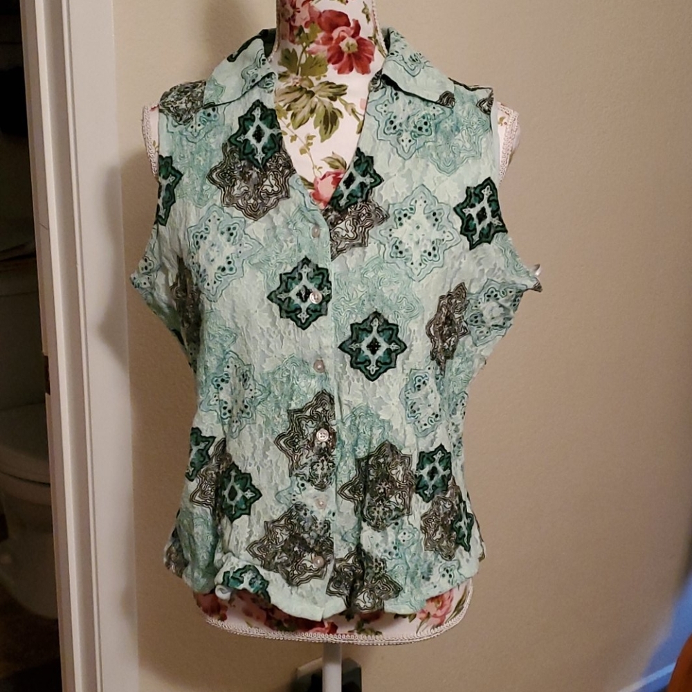 Collared sleeveless top